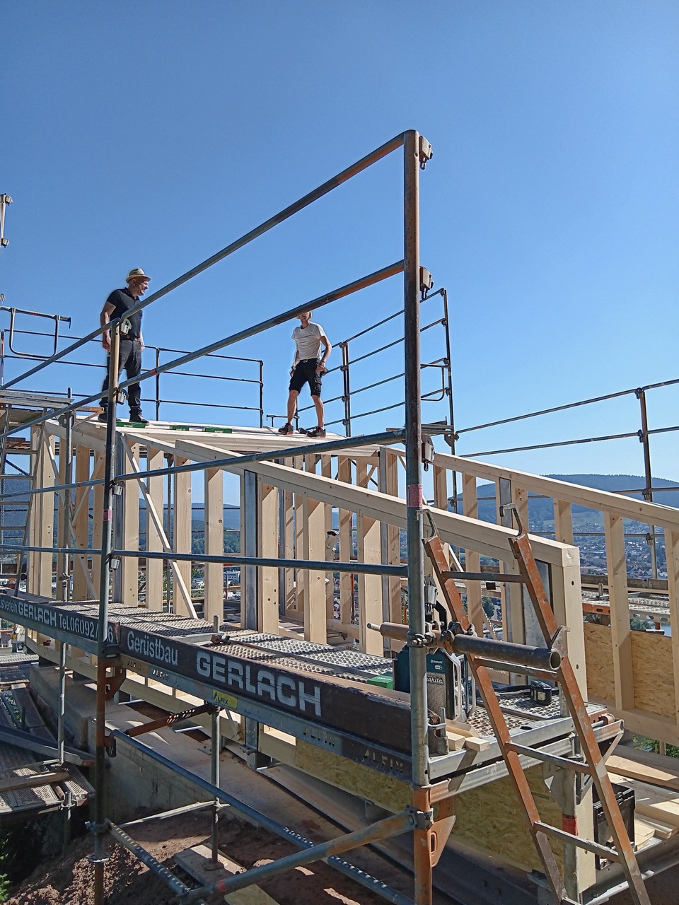 Aufbau der Holzständer durch Firma Hennig